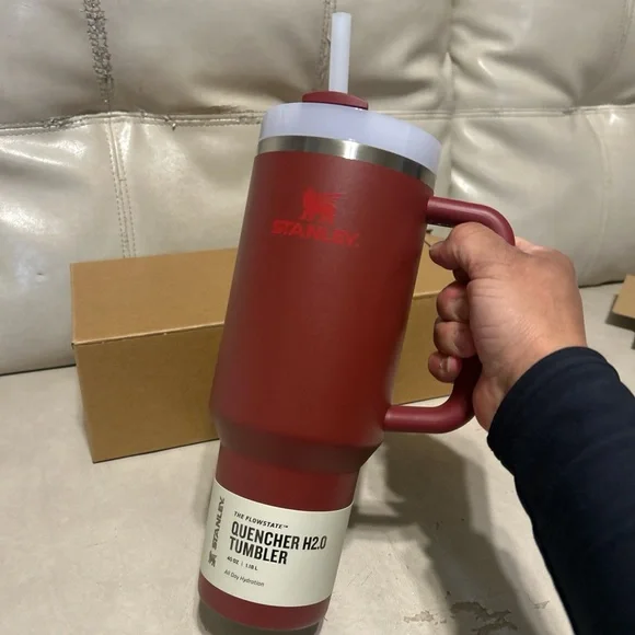 Stanley Red Quencher H2.0 Tumbler with Handle - Picture 4 of 5